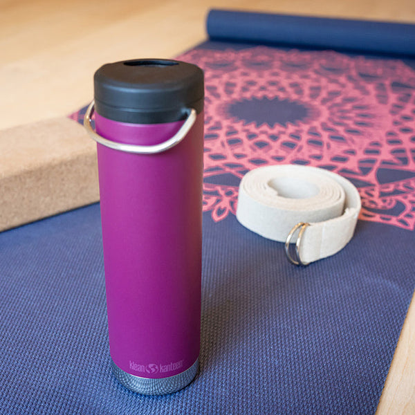 K20TKWPT-PP-T-TWIST-yoga_bottle_closed_lifestyle_a5ac6535-9c60-42bb-86fe-b94b5cef2b68_600x.jpg