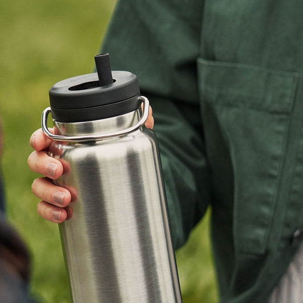 K32TKWSSL-BS-T-TWIST-32_oz_water_bottle_straw_cap_lifestyle_76e40be3-2488-47fa-afd0-c7d5ba075b15_600x.jpg